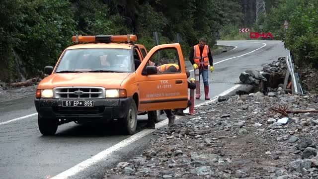 Artvin'de sel; dereler taştı, yollar kapandı