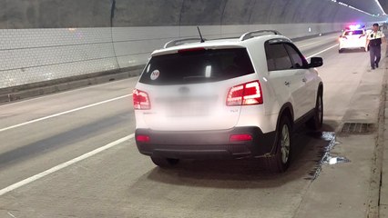 경부고속도로 옥천터널 내 낙하물...승용차 3대 파손 / YTN