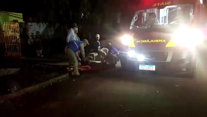 Casal que estava em moto é socorrido, após acidente na Tarumã