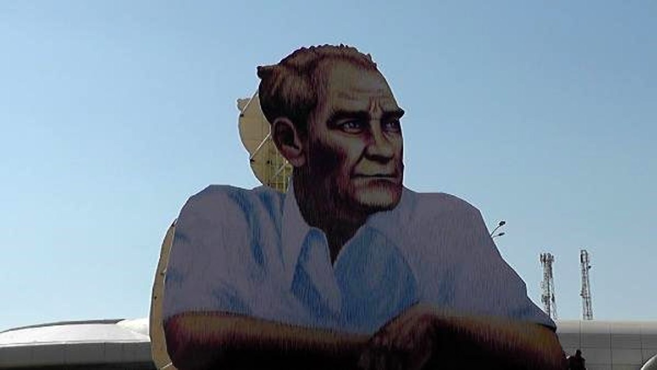 39 yıl sonra belediyesi el değiştiren Kırşehir'de, şehir merkezi girişine dev Atatürk posteri asıldı