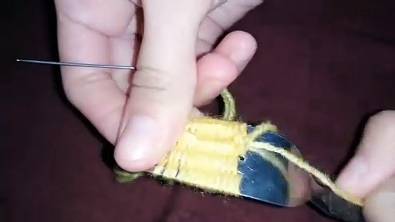 صنع وردة من الصوف باستعمال شوكة الطعام Make a simple flower using a food fork