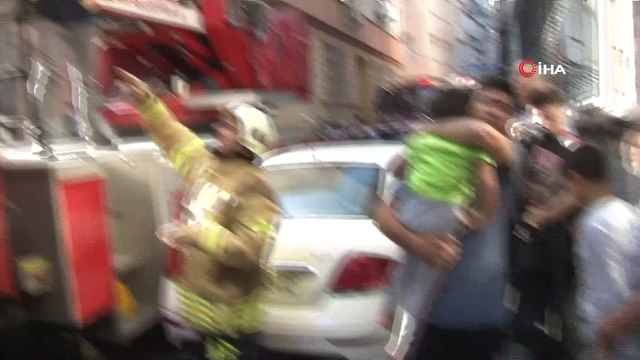 Fatih'de 5 katlı binanın giriş katında yangın