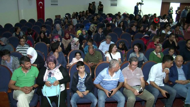 Doğuştan işitme engelli çocuklar tiyatro sahnesinde “Bir Derdimiz Var” dedi