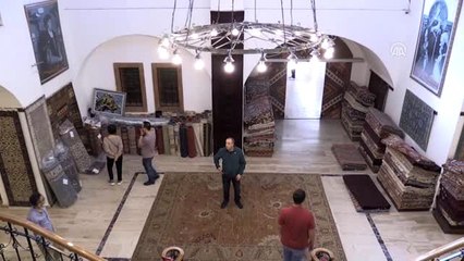 "Altın parmaklar"ın dokuduğu ipek halılara turist ilgisi