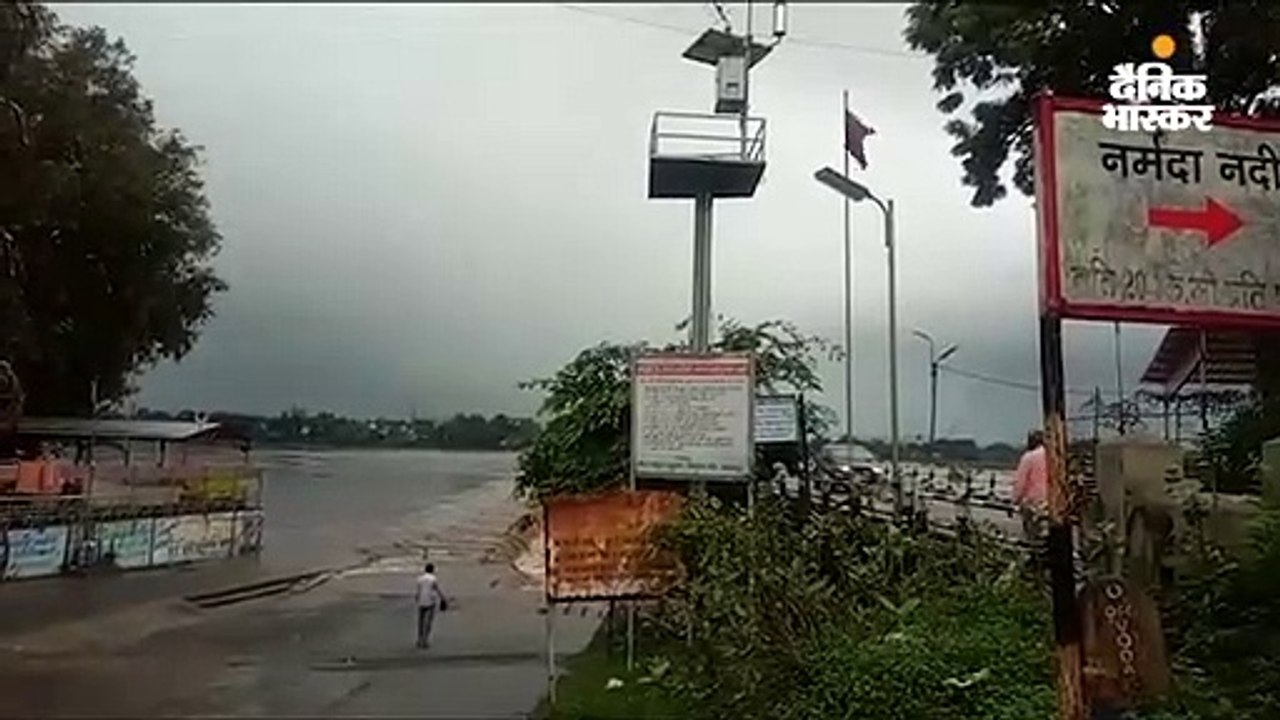 भारी बारिश से श्योपुर-कोटा मार्ग बंद, लोग जोखिम...
