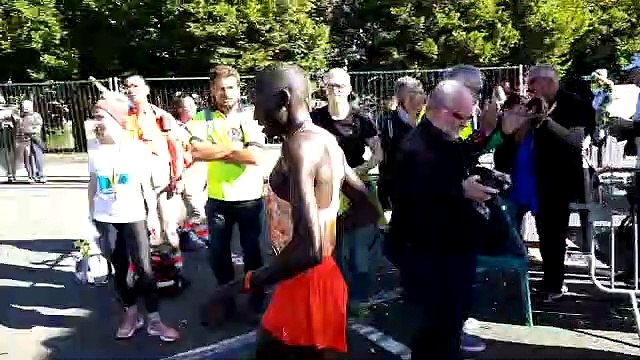 Semi-marathon du Lion : l'arrivée triomphale du vainqueur kelvin cheruiyot en 59'54''