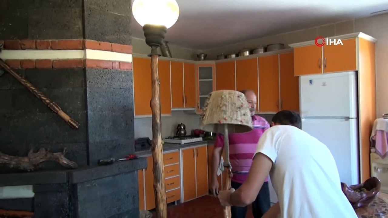 Topladığı atık ağaç parçalarını sanat eserine dönüştürüyor