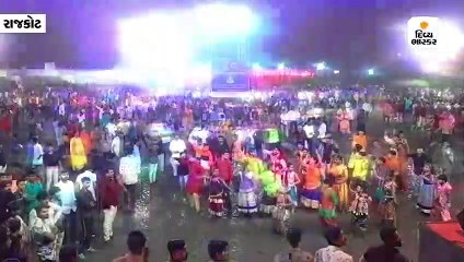 વેલકમ નવરાત્રીમાં રાજકોટીયનોએ ચાલુ વરસાદમાં રાસ-ગરબા રમ્યા