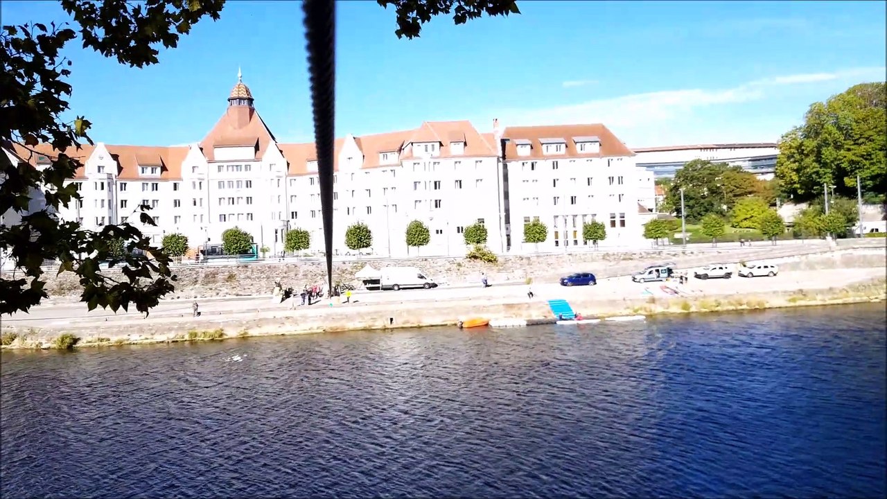 Besançon : tyrolienne entre le parking Petit-Chamars et la cité Canot au dessus du Doubs