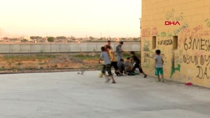Şanlıurfa sınır hattında çocuklar futbol maçı, öğretmenler piknik yapıyor