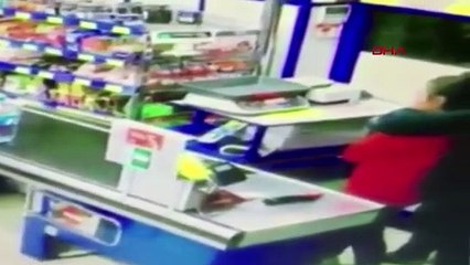 Kadın kasiyerin boğazına bıçak dayadı; o anlar kamerada