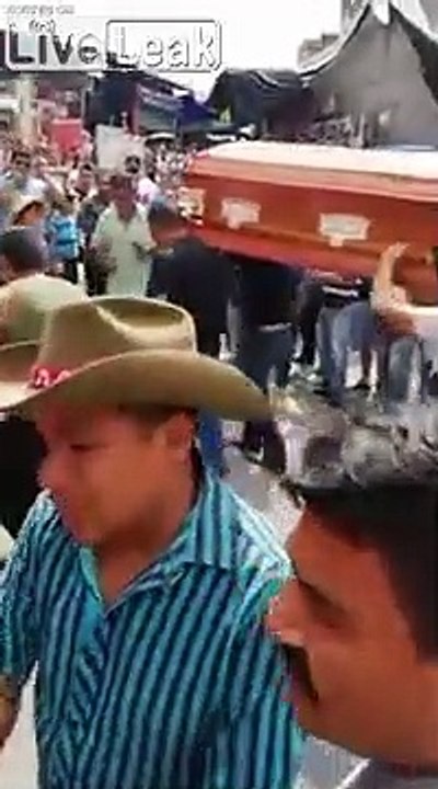 Funérailles : ils dansent en portant le cercueil !