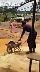 Ridicule : cet ouvrier est entraîné par la brouette !