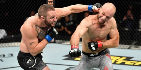Este ex boxeador obtiene su primera victoria en la UFC noqueando a su rival en 17 segundos con una lluvia de mamporros
