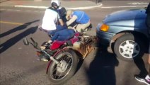 Motociclista fica ferida após ser atingida por carro na Rua Jacarezinho