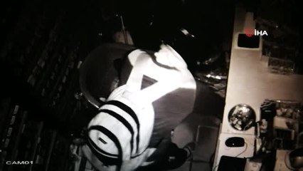 Kasklı hırsız vatandaşın elinden kaçtı...Hırsızlık anları kamerada