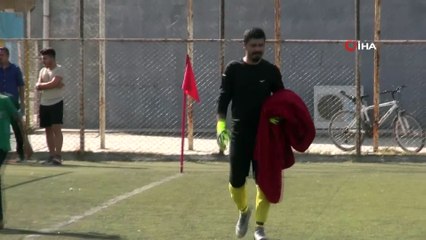 Kaleci, saha zemininde açılan çukurları battaniye ile kapattı