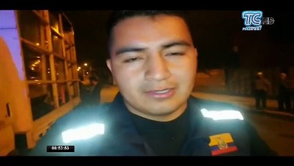 Taxi destrozado luego de ser impactado contra un camión en Cuenca