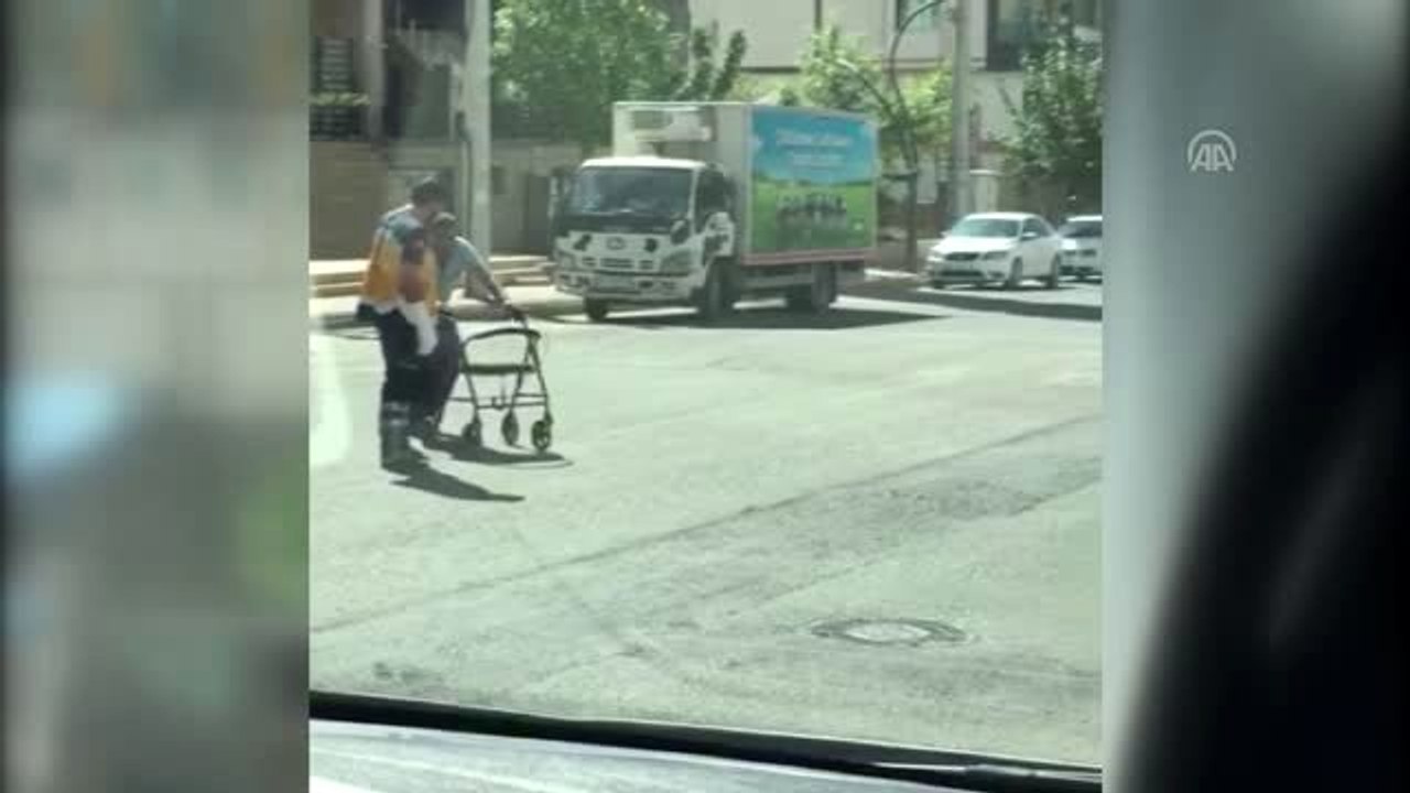 Ambulans sürücüsünden örnek davranış