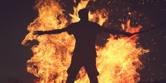 Vídeo viral: Este artista de fuego queda envuelto en llamas tras incendiar accidentalmente su traje