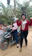 Habitantes arranjam solução "à patrão" para atravessar rio sem ponte... de mota!