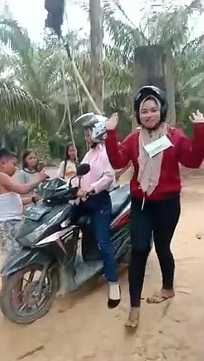 Habitantes arranjam solução "à patrão" para atravessar rio sem ponte... de mota!