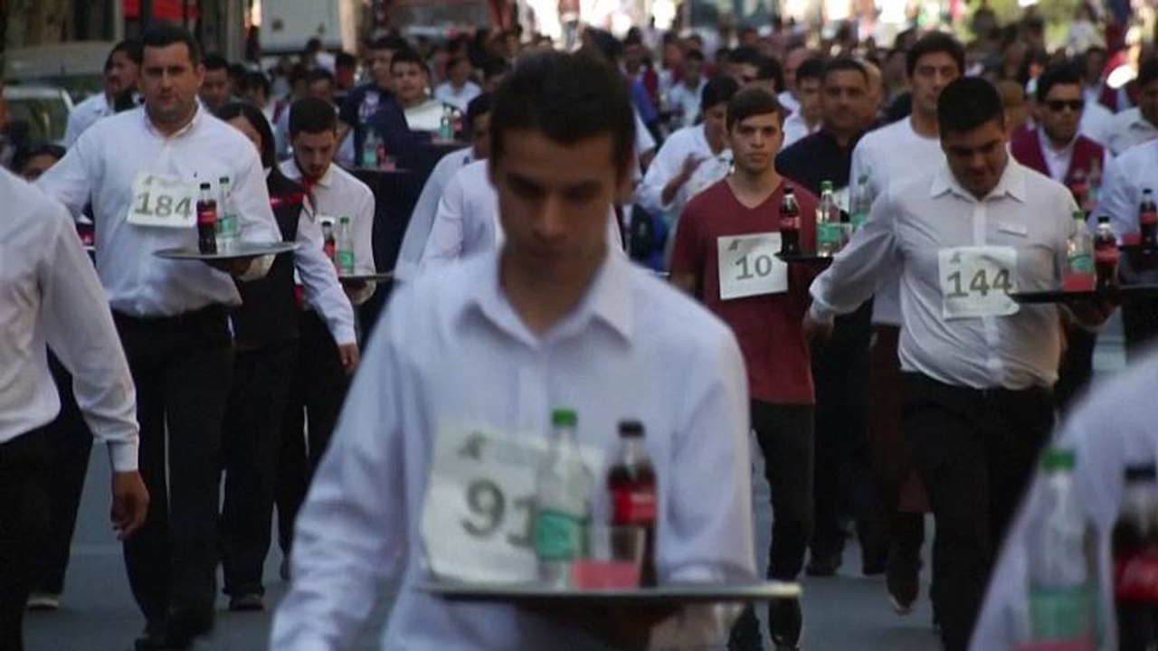 Racing waiters balance speed and service in Arg...