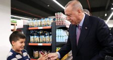 Alışveriş yapan Cuhmurbaşkanı Erdoğan'ın plastik poşet kullanmaması dikkatlerden kaçmadı