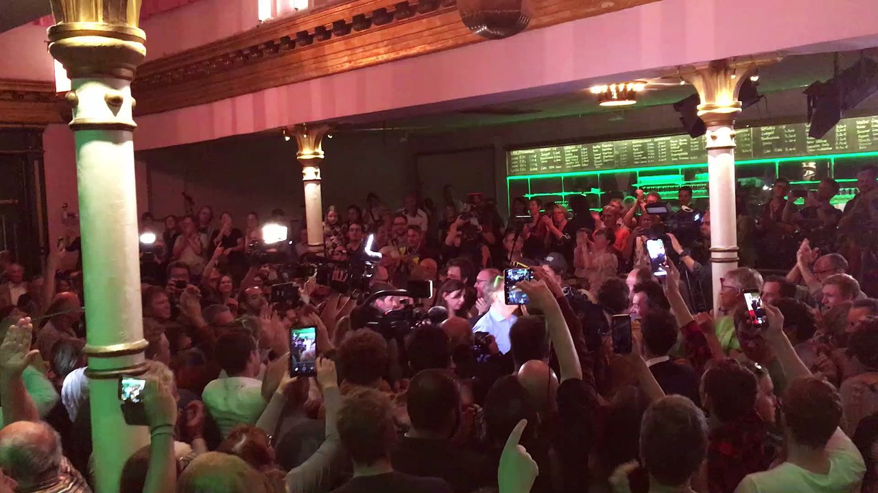 Kogler trifft im Metropol ein