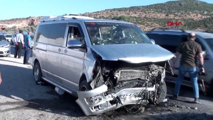 Nişana gidenlerin minibüsü ile otomobil çarpıştı 1 ölü, 8 yaralı
