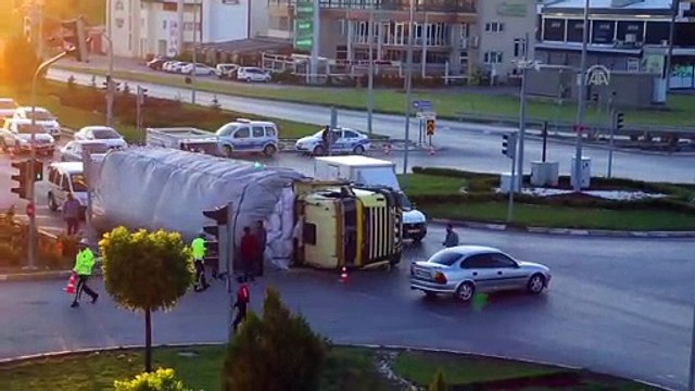 Saman yüklü kamyon devrildi: 1 yaralı - SİVAS