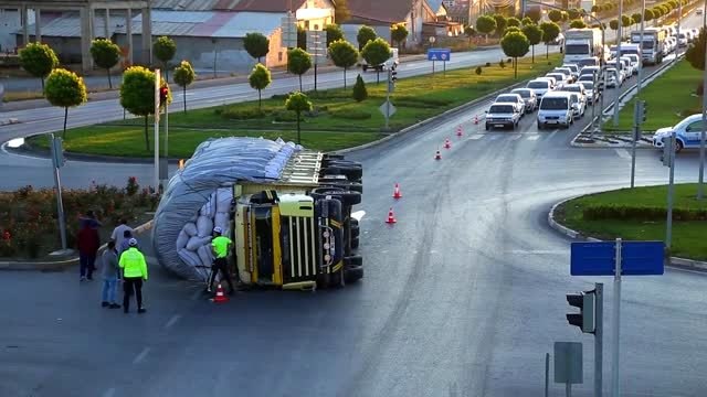 Saman yüklü kamyon devrildi: 1 yaralı