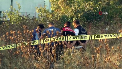 Okulun bahçesinde oyun oynayan çocuklar, elinde silah olan ceset buldu