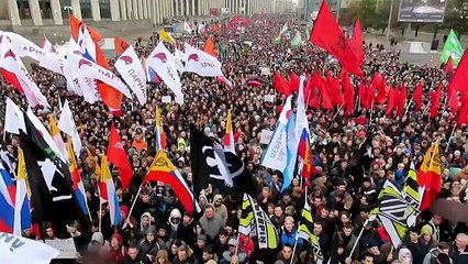 Video herunterladen: Miles de opositores marchan en Moscú por la liberación de los presos políticos