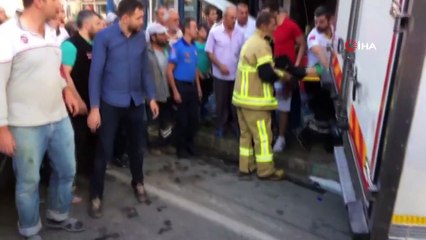 Kamyon yol kenarında bekleyen 5 kişiye çarpıp markete daldı