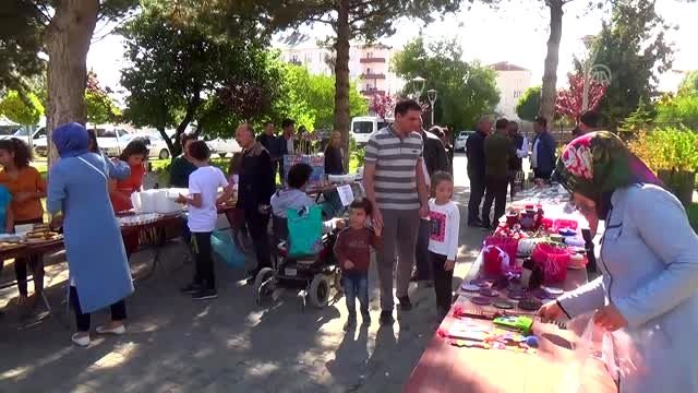 Engelli gençlerden sokak hayvanları yararına kermes