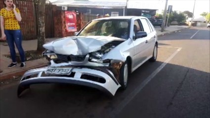 Batida de trânsito envolve carro e caminhão na Avenida Tito Muffato