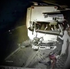 5 kişiye çarpıp markete giren kamyonun kazası kamerada