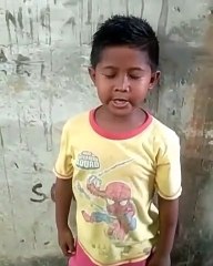Anak kecil pandai menirukan suara burung