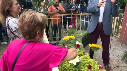 México llora y canta tras muerte de su ídolo musical José José