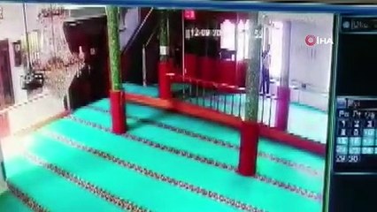 Sırtında çuvalla geldi caminin ses sistemini çaldı