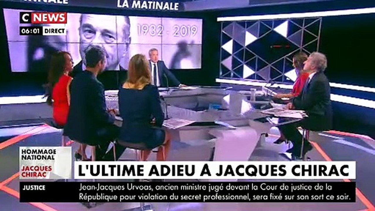 Regardez Claude Chirac qui vient à la rencontre des Français aux Invalides pour les remercier de venir rendre hommage à son père, Jacques Chirac