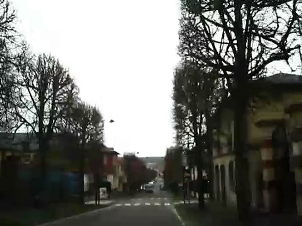 44 a la PLACE du feu vert c'est un feu JAUNE- PAS en panne!