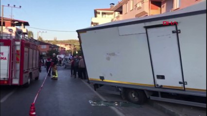 Kamyon, dolmuş bekleyen 5 kişiye çarpıp, markete daldı