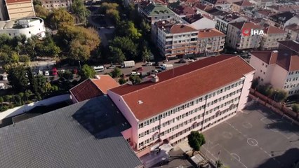 Deprem sonrası ağır hasarlı olduğu tespit edilen okul, havadan görüntülendi