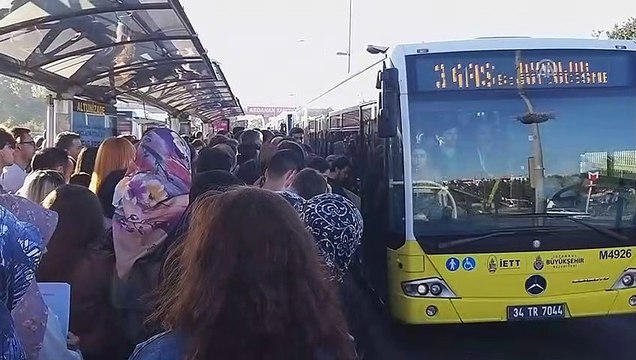 Altunizade metrobüs durağında yoğunluk - İSTANBUL
