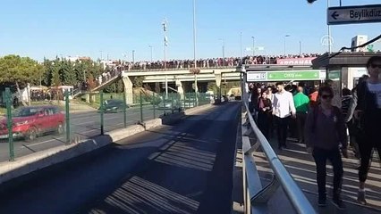 Altunizade metrobüs durağında yoğunluk
