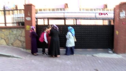 İstanbul-eğitime ara verilen yenibosna ortaokulu'na sabah bazı veli ve öğrenciler geldi