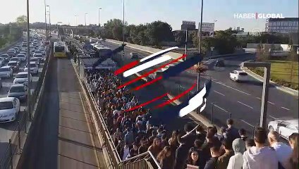 Bu sabah İstanbul'da bir metrobüs durağı