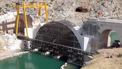 İskelesi sele kapılan tarihi köprüde restorasyon sürüyor